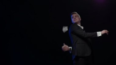 İllüzyonist iskambil kağıtlarıyla numara gösteriyor
