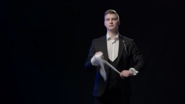 İllüzyonist eşarp ve sopayla numara gösteriyor