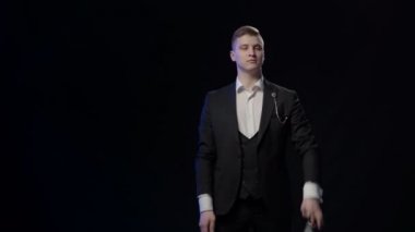 İllüzyonist eşarp ve sopayla numara gösteriyor