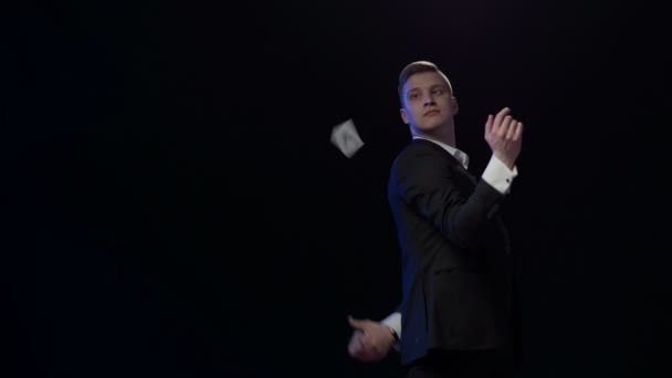 Illusionist Visar Trick Med Att Spela Kort — Stockvideo