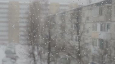 Şehir ortamında kar fırtınası. Soyut bulanık kış havası arkaplanı