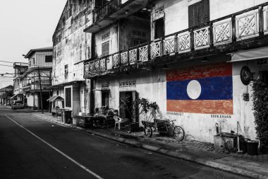 Duvarında Laos bayrağı olan boş bir sokak.
