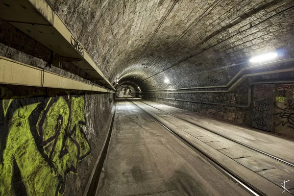 Pusty tunel metra z grafitti w nocy — Zdjęcie stockowe