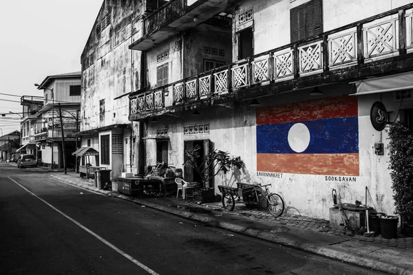 Lege straat met Laos vlag aan de muur — Stockfoto