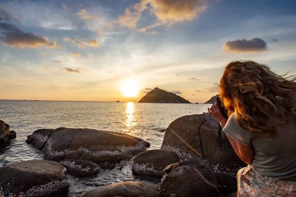 Vrouwen nemen foto van eiland bij zonsondergang — Stockfoto