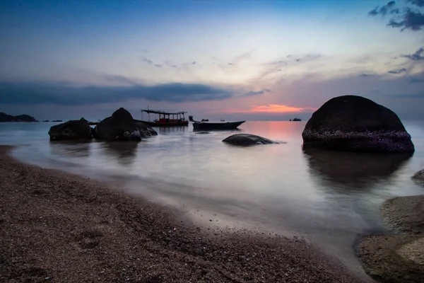 Båtar från stranden vid solnedgången ön — Stockfoto