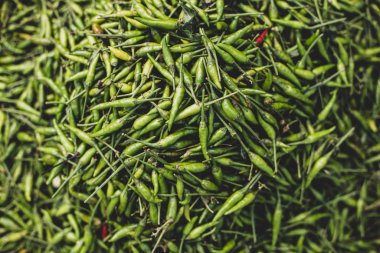 Sabah pazarında taze yeşil biber.