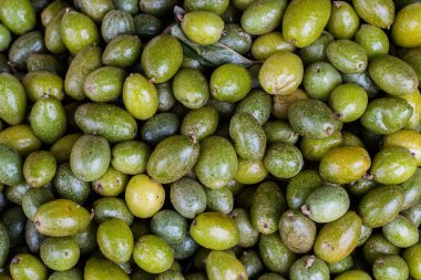 Asya pazarında yeşil desenli zeytin