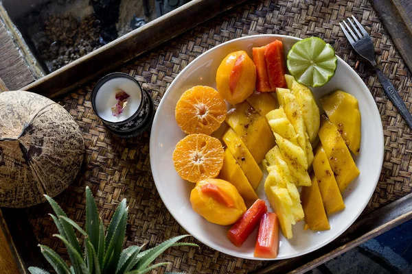 Plate of tropical sliced and fresh fruit — Stock Photo, Image
