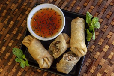 Tatlı ve ekşi soslu karidesli börek