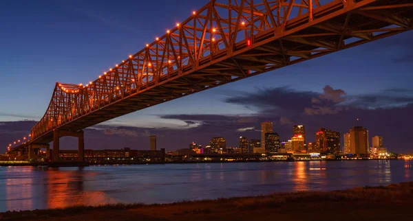 New Orleans City Skyline, Mississippi folyó éjjel — Stock Fotó