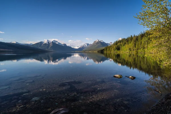 Jezero mcdonald v národním parku glacier, montana — Stock fotografie