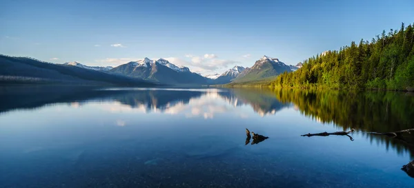 Aventurero en el Lago McDonald en el Parque Nacional Glaciar, Montana — Foto de Stock