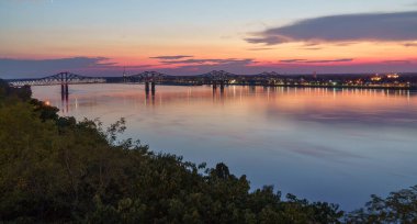 Mississippi Köprüsü Natchez, Mississippi 'de güzel bir gün batımı manzarası. 