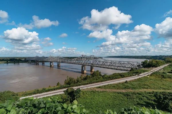 Güneşli bir günde Mississippi Köprüsünün Natchez, Mississippi 'deki güzel manzarası 