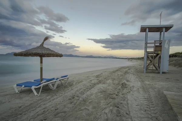 Mallorca Adası, Baleares, İspanya 'daki güzel kum, taş ve kayalık kumsal. 