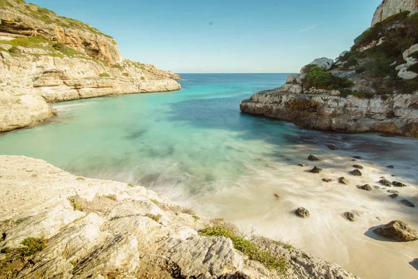 Mallorca Adası, Baleares, İspanya 'daki güzel kum, taş ve kayalık kumsal. 