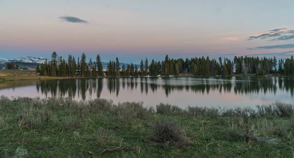 Bela paisagem do pôr do sol em um lago no parque nacional de Yellowstone, Wyoming — Fotografia de Stock