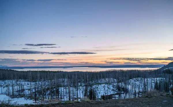 Yellowstone Ulusal Parkı, Wyoming 'deki bir gölde Güzel Günbatımı Manzarası