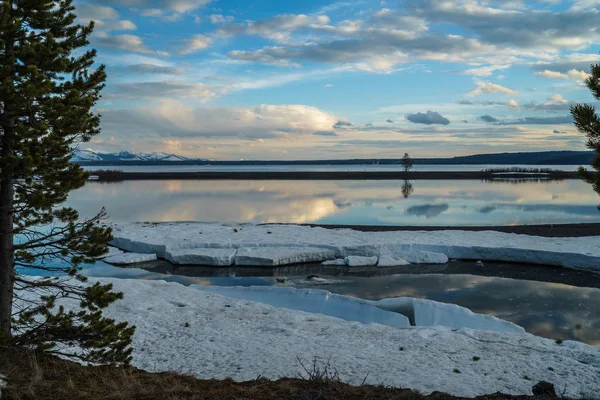 Gyönyörű naplemente táj a tó a Yellowstone Nemzeti Park, Wyoming — Stock Fotó