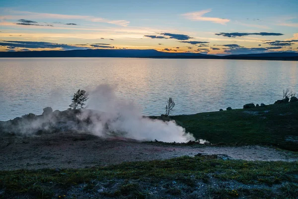 Yellowstone Ulusal Parkı, Wyoming 'deki bir gölde Güzel Günbatımı Manzarası