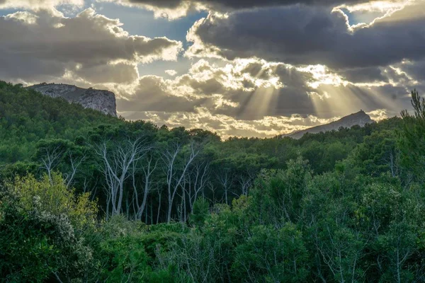 Mallorca dağlarında güzel bir günbatımı manzarası, Mayorka, İspanya