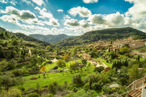 İspanya 'nın Mayorka kentindeki Valldemossa köyünün güzel manzarası.