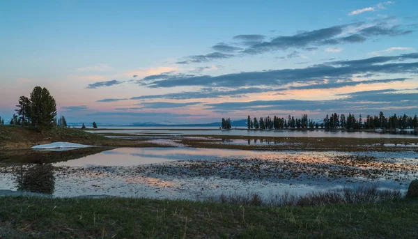 Yellowstone Ulusal Parkı, Wyoming 'deki bir gölde Güzel Günbatımı Manzarası