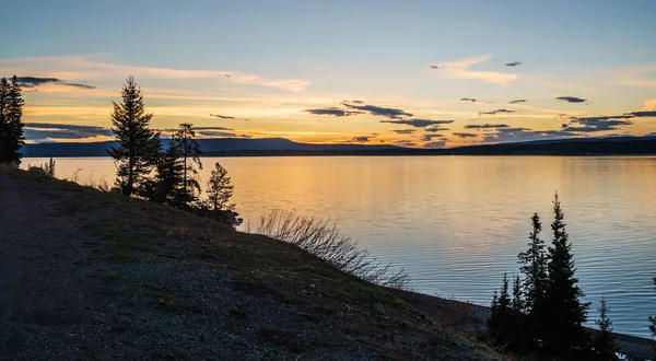 Yellowstone Ulusal Parkı, Wyoming 'deki bir gölde Güzel Günbatımı Manzarası