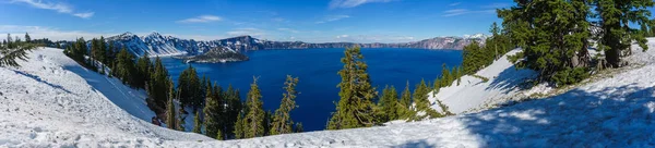 Krater Gölü, karla kaplı Oregon 'daki Krater Gölü Ulusal Parkı