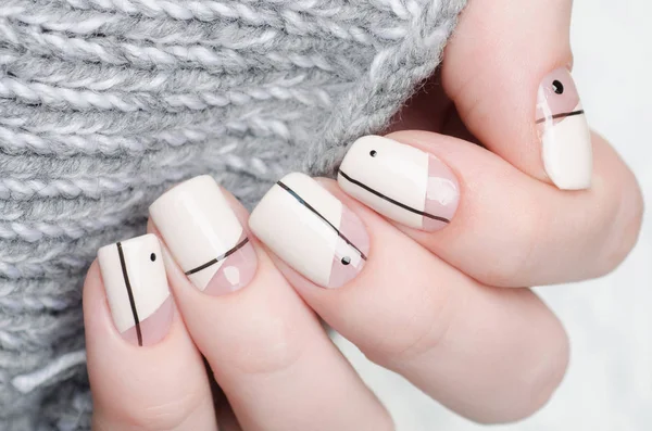 Beige manicure met minimalistische print met stippen en lijnen — Stockfoto