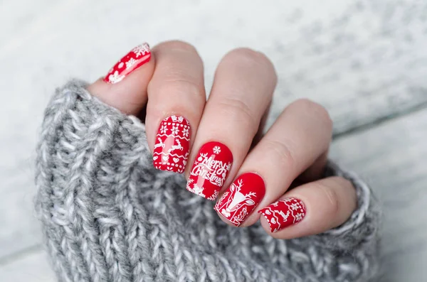 Manicura roja de Navidad con ciervos y copos de nieve —  Fotos de Stock