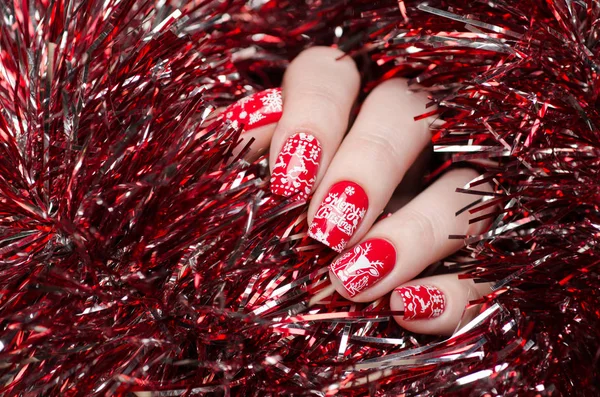 Rode kerstmanicure met herten en sneeuwvlokken — Stockfoto