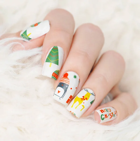 Manicura de invierno con patrón de árbol de Navidad, regalo y ciervos —  Fotos de Stock