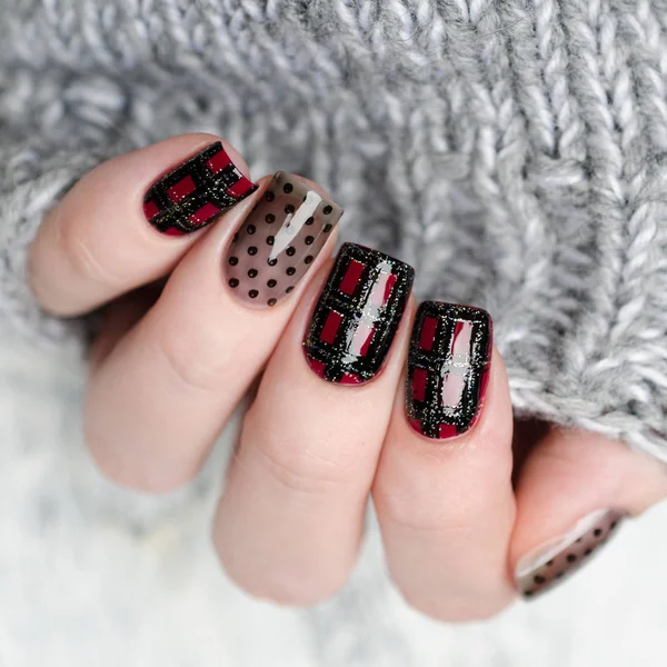 Manicura con una jaula escocesa y patrón de puntos — Foto de Stock