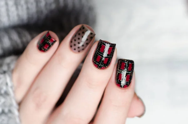 Manicure with a Scottish cage and dots pattern — Stock Photo, Image
