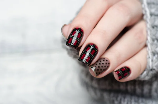 Manicure with a Scottish cage and dots pattern — Stock Photo, Image