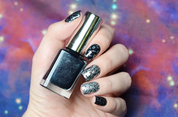 Zilver en zwart manicure met ruimte ontwerp — Stockfoto