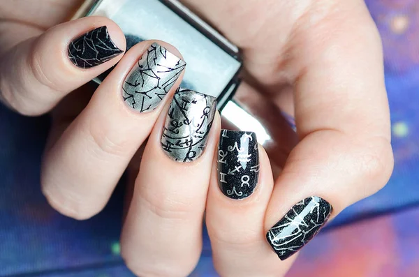 Zilver en zwart manicure met ruimte ontwerp — Stockfoto