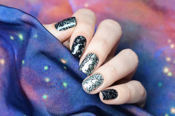 Manicura plateada y negra con diseño espacial —  Fotos de Stock