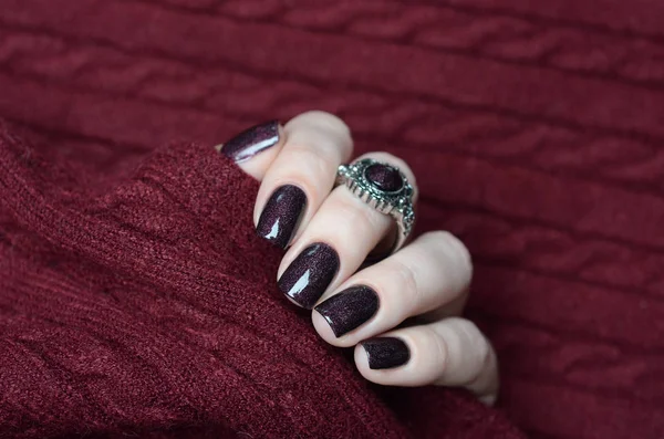 Burgundy manicure with minimalist pattern with triangles — Stock Photo, Image