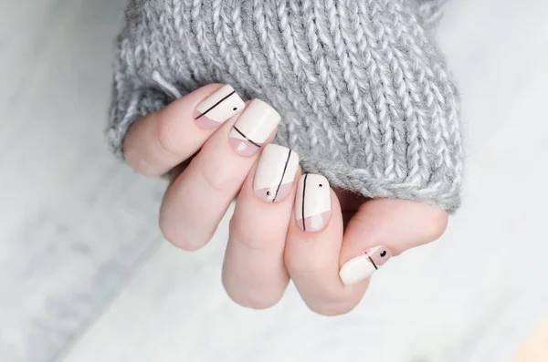 Beige manicure met minimalistische print met stippen en lijnen — Stockfoto