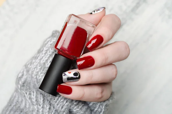 Czerwony manicure w stylu pop art z czarną białą kobietą z czerwonymi ustami na tle w kratkę — Zdjęcie stockowe