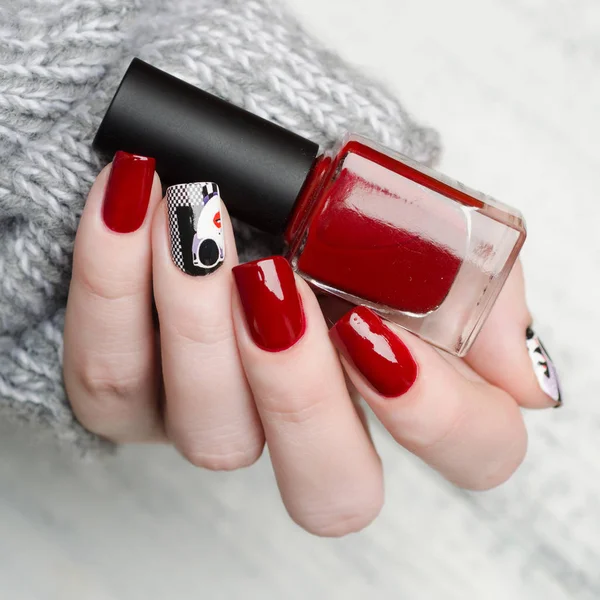Czerwony manicure w stylu pop art z czarną białą kobietą z czerwonymi ustami na tle w kratkę — Zdjęcie stockowe