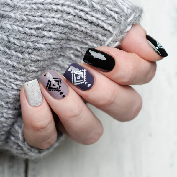 Manicura en estilo escandinavo en patrón de triángulo de color negro blanco gris y púrpura —  Fotos de Stock