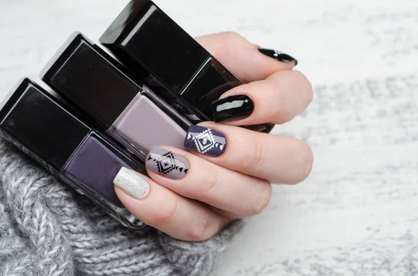 Manicura en estilo escandinavo en patrón de triángulo de color negro blanco gris y púrpura — Foto de Stock