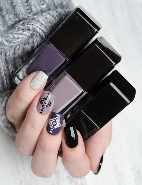 Manicure in stile scandinavo in nero bianco grigio e viola modello triangolo di colore — Foto Stock