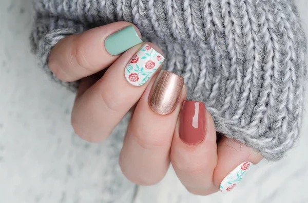 Pretty floral manicure in blue mint and red marsala color with gold — Stock Photo, Image