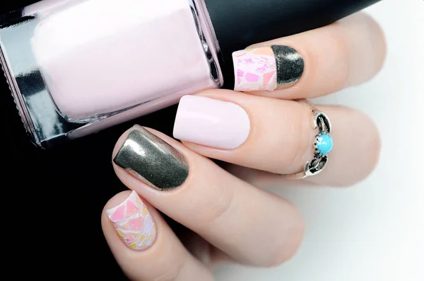 Delicate pastel roze manicure met gebroken glas ontwerp op zwart witte achtergrond — Stockfoto