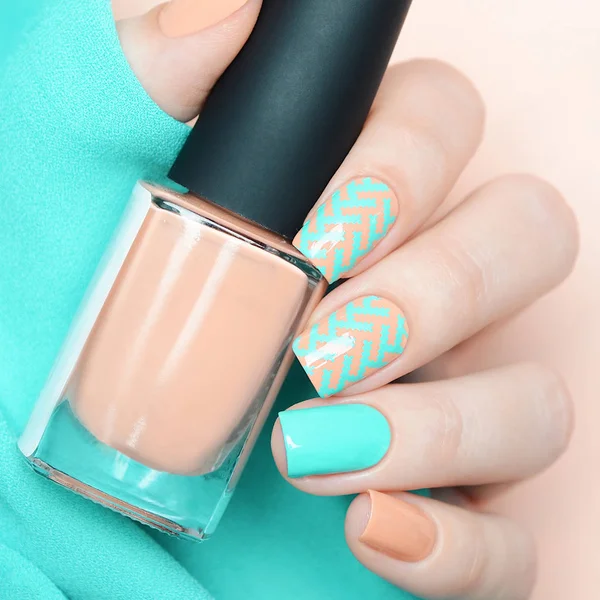 Pastel manicura melocotón y azul con patrón de zigzag — Foto de Stock